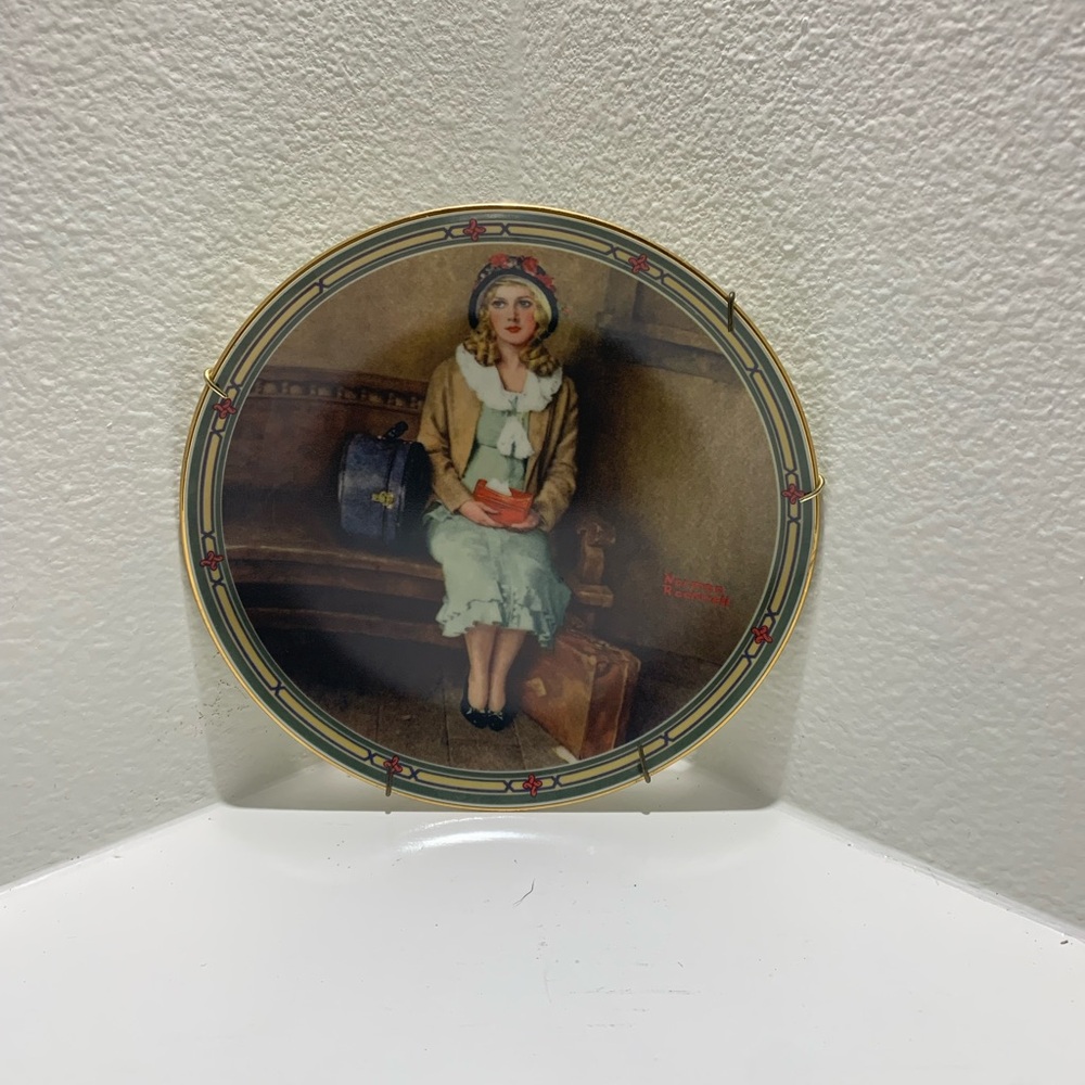 Vintage-Inspired Round Wall Art Plate in Green and Tan